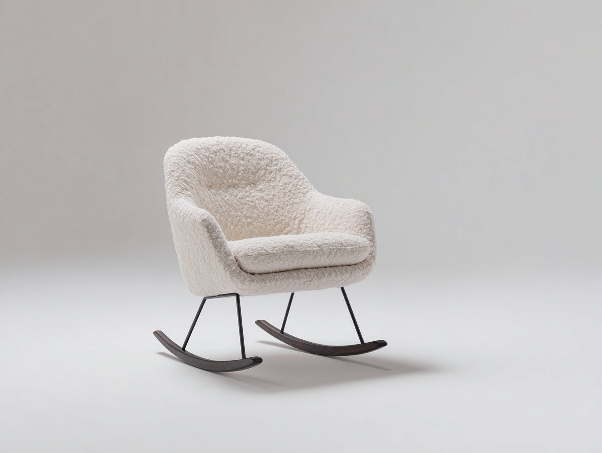 Mecedora tapizada de tela bouclé con base de madera curvada 78x82x88 cm - color blanco crema - estilo nórdico