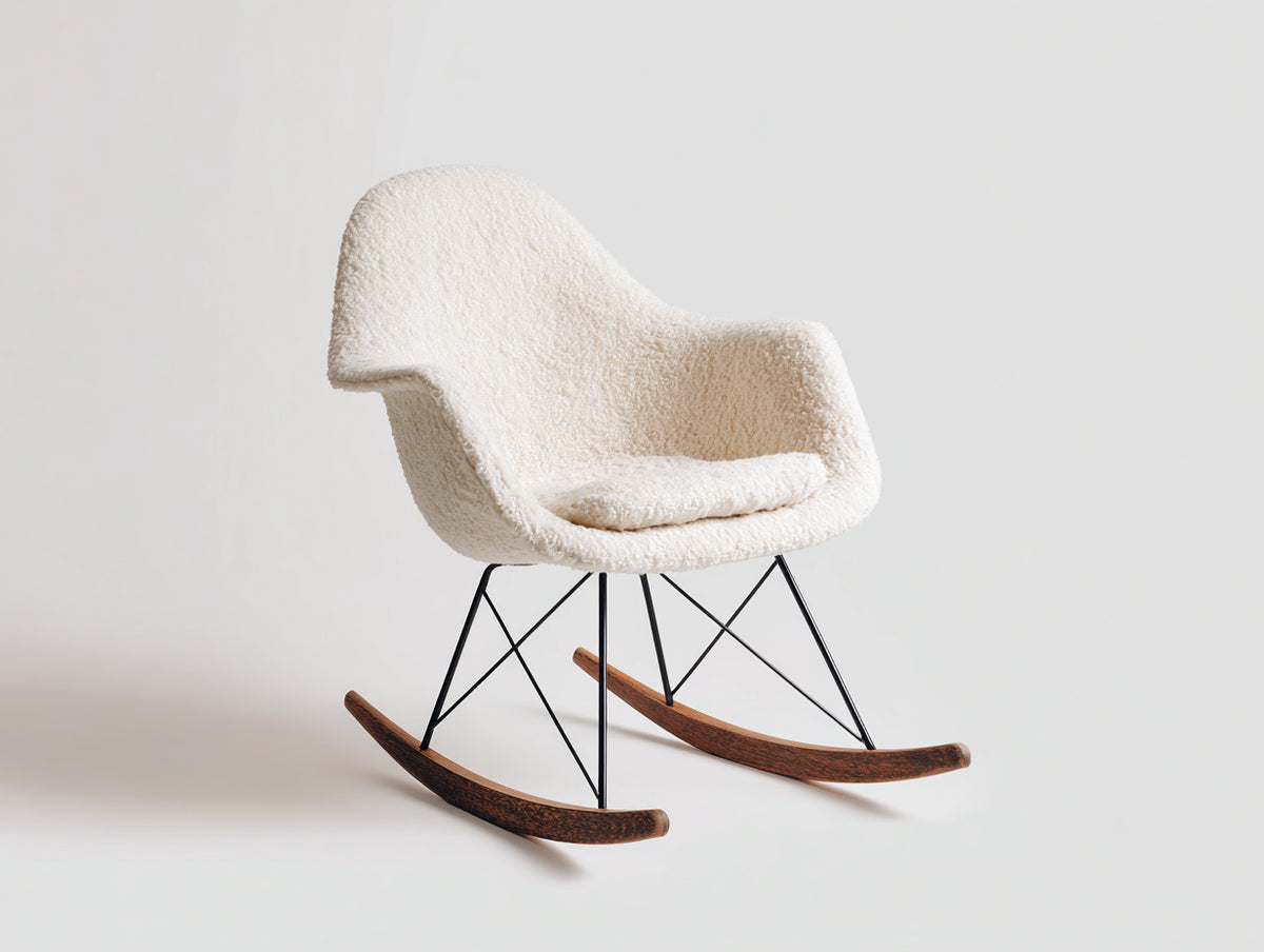 Mecedora de tela bouclé con base de madera curvada y estructura metálica 76x80x86 cm - color blanco crema - diseño nórdico